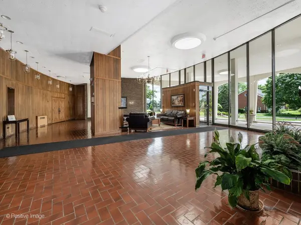40 N Tower RD #5A, Oak Brook, IL 60523