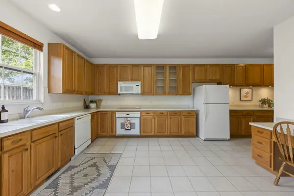 631 Dunhill LN, Carol Stream, IL 60188
