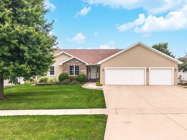 208 Whitetail LN, Hudson, IL 61748