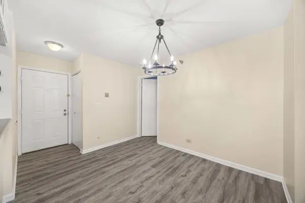 214 Glengarry DR #201, Bloomingdale, IL 60108