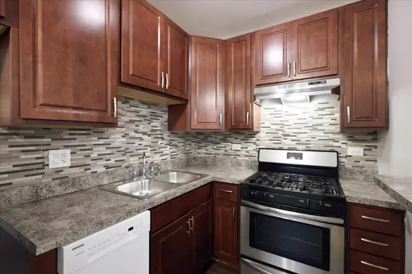 3727 N Pine Grove AVE #102, Chicago, IL 60613