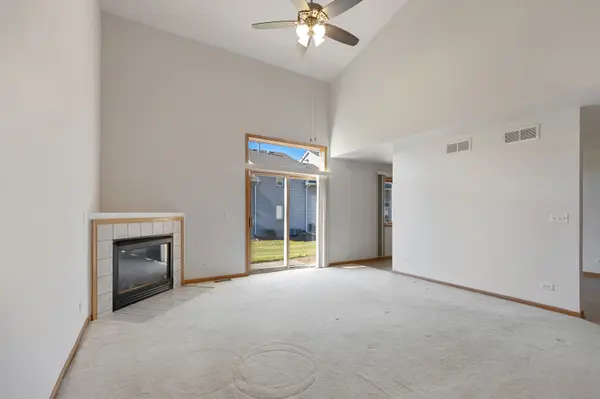 820 Adam LN, Hampshire, IL 60140
