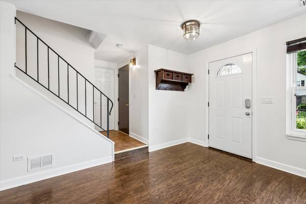 93 Pine CIR, Cary, IL 60013