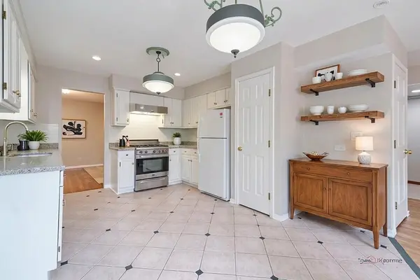 158 N Royal Oak DR, Vernon Hills, IL 60061