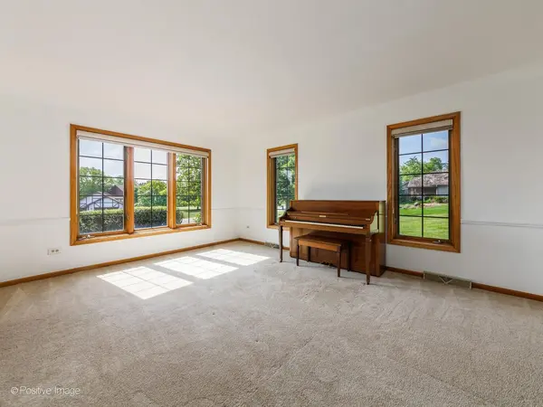 23 Squire RD, Hawthorn Woods, IL 60047
