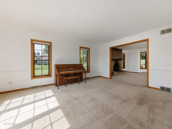 23 Squire RD, Hawthorn Woods, IL 60047
