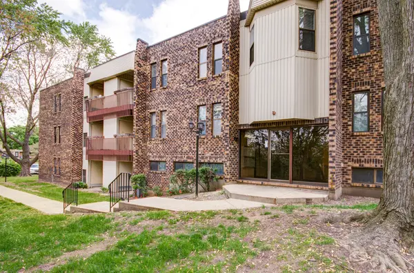 2210 Country Club DR #26, Woodridge, IL 60517