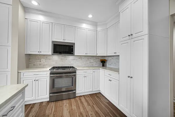 20 Trafalgar SQ #407, Lincolnshire, IL 60069