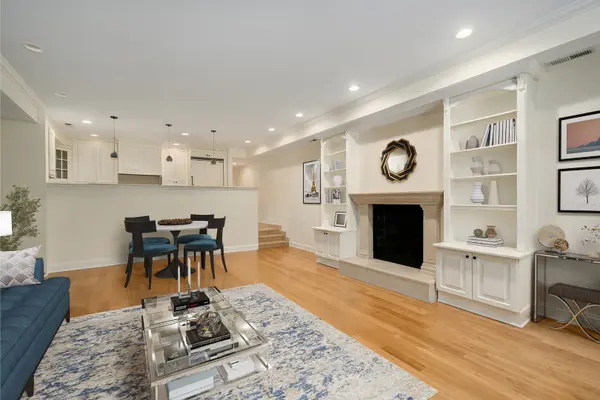 82 E Elm ST #1, Chicago, IL 60611