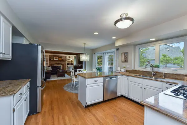 26W050 Macarthur AVE, Wheaton, IL 60188