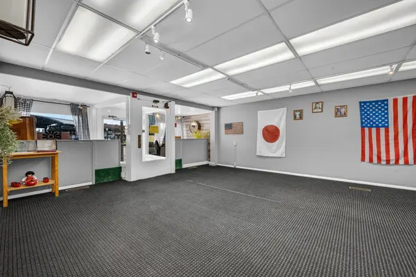 600 W Side SQ, Clinton, IL 61727