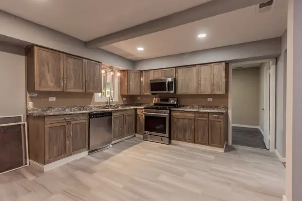 4N310 Walter RD, Addison, IL 60101