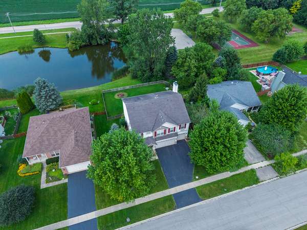 250 Sparrow DR, Woodstock, IL 60098