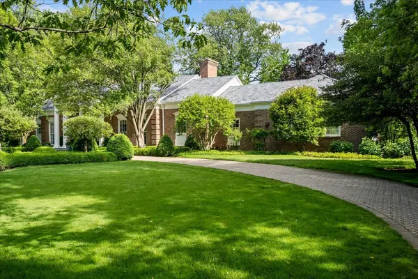 675 E Woodland RD, Lake Forest, IL 60045