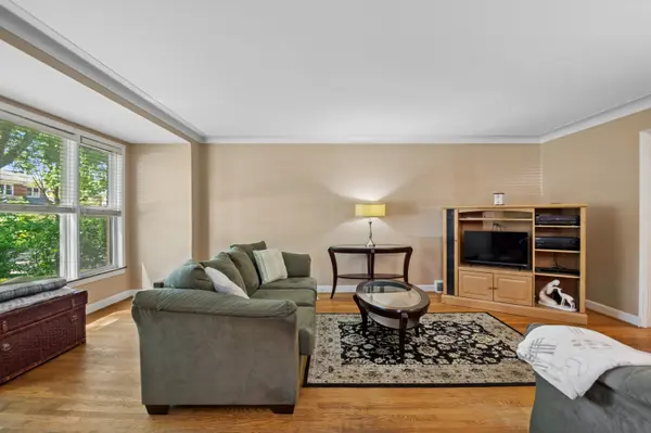 2904 W Fargo AVE, Chicago, IL 60645