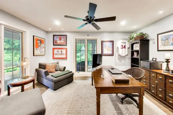 38W064 Tanglewood DR, Batavia, IL 60510