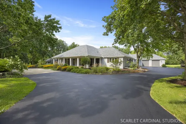 38W064 Tanglewood DR, Batavia, IL 60510
