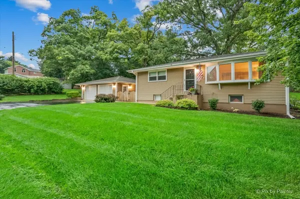 12 Oak DR, Oakwood Hills, IL 60013