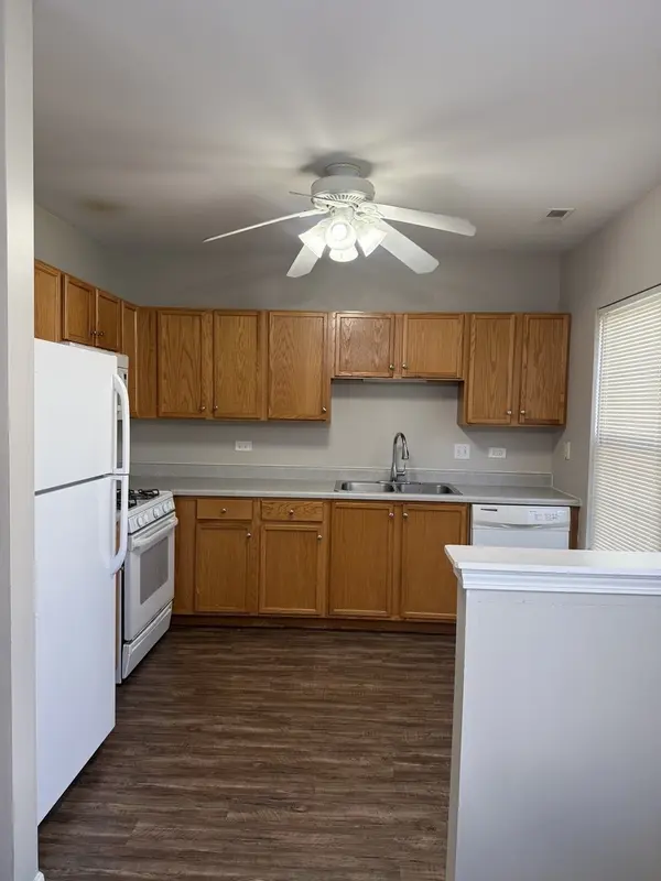 1233 N Split Oak CIR, Round Lake Beach, IL 60073