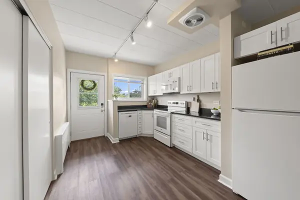 1307 College AVE #207, Wheaton, IL 60187