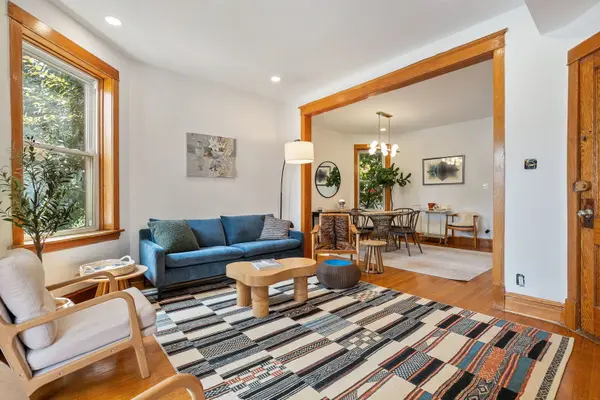 3052 N Kedzie AVE #1F, Chicago, IL 60618