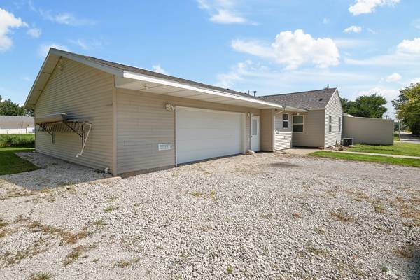 101 E 7th ST, Sherrard, IL 61281