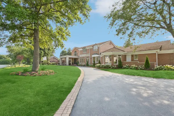 2430 Dorina DR, Northfield, IL 60093