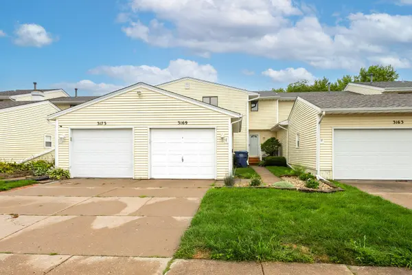3169 Willowwood CT, Bettendorf, IA 52722