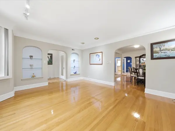 5919 N Bernard ST, Chicago, IL 60659