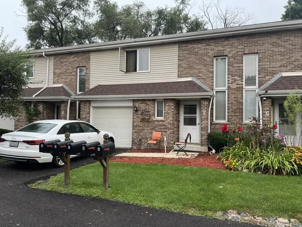 10956 S 76th AVE #F, Palos Hills, IL 60465