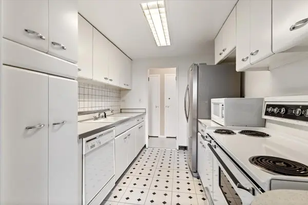 5050 S East End AVE #10C, Chicago, IL 60615