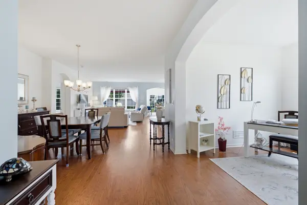 635 N Falls CIR, Pingree Grove, IL 60140