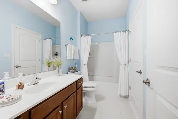 635 N Falls CIR, Pingree Grove, IL 60140