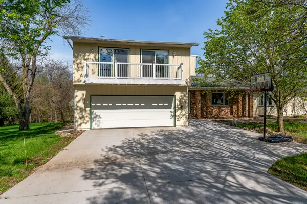 9 Valley View DR, Blue Grass, IA 52726