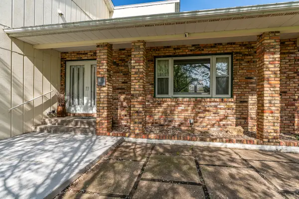 9 Valley View DR, Blue Grass, IA 52726