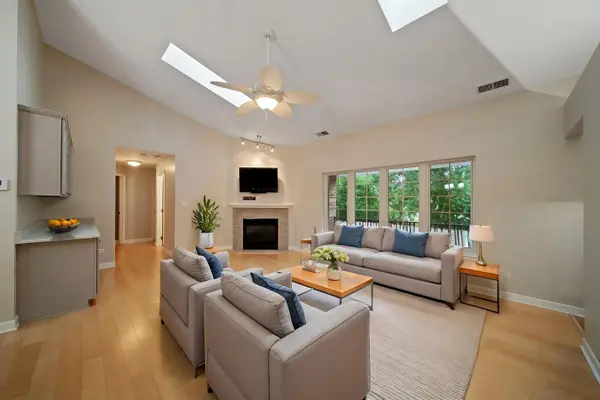 5645 S Cass AVE #301, Westmont, IL 60559
