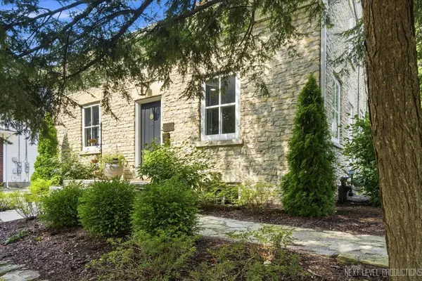 208 S 1st ST, Geneva, IL 60134