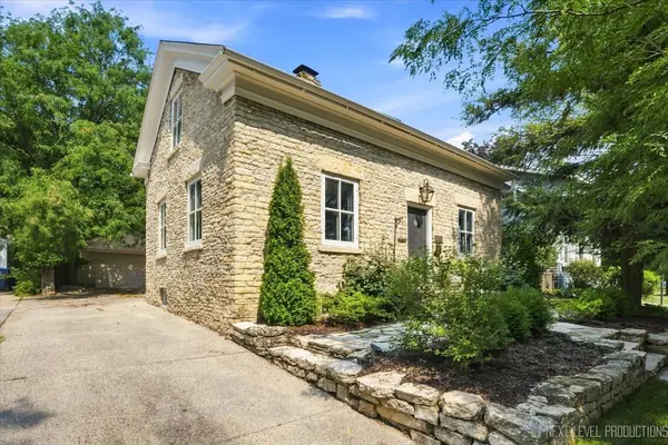 208 S 1st ST, Geneva, IL 60134