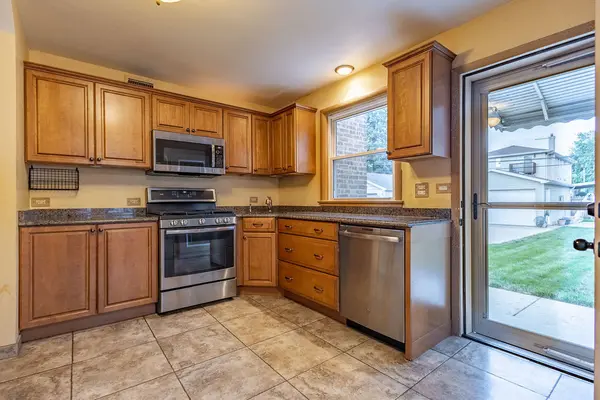 8024 S Christie AVE, Lyons, IL 60534