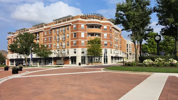 400 Village CIR #302, Willow Springs, IL 60480