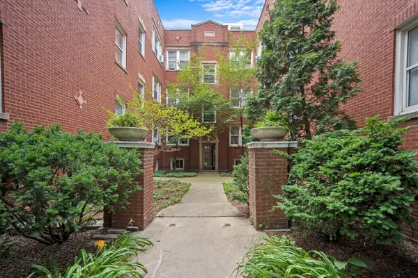 733 W Bittersweet PL #1E, Chicago, IL 60613