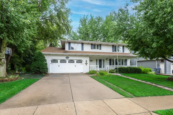 1555 Prairie Vista DR, Bettendorf, IA 52722