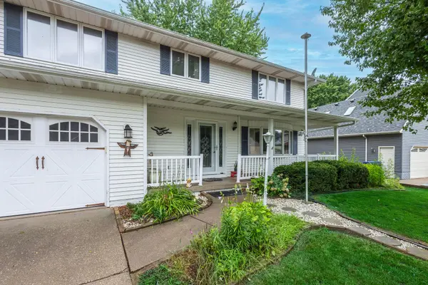 1555 Prairie Vista DR, Bettendorf, IA 52722