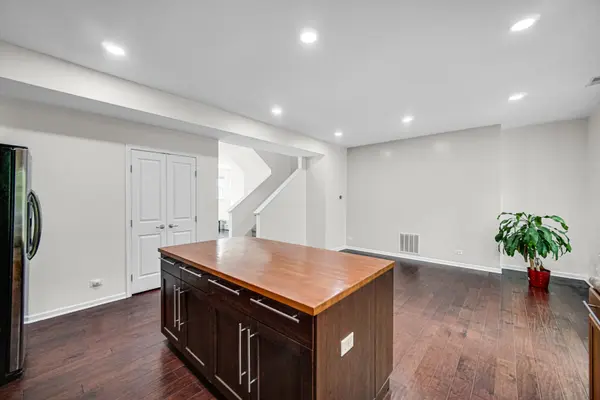 3335 Kentshire CIR, Aurora, IL 60504