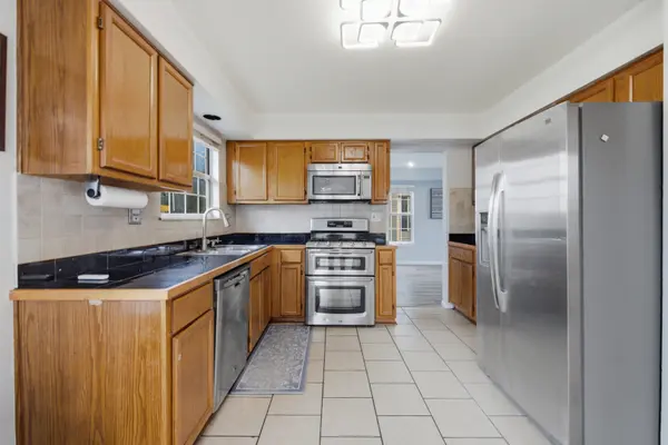 18 Truman LN, Streamwood, IL 60107