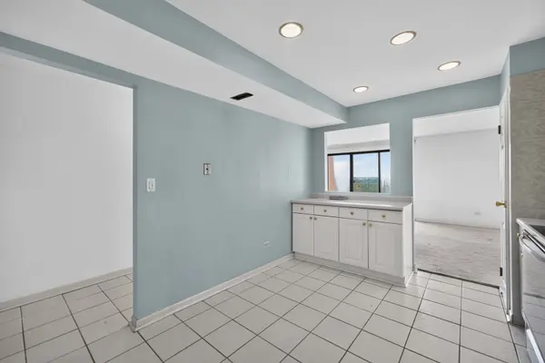 1727 W CRYSTAL LN #611, Mount Prospect, IL 60056