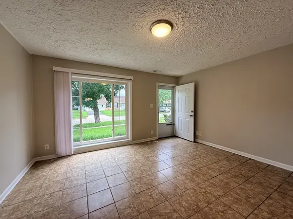 1004 Oakland DR, Streamwood, IL 60107