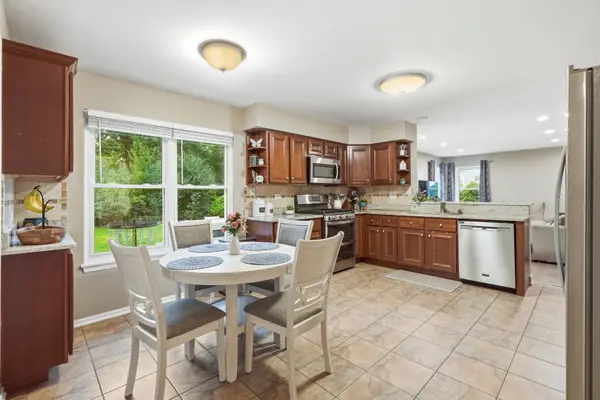 49 Mckinley LN, Streamwood, IL 60107