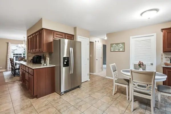 49 Mckinley LN, Streamwood, IL 60107