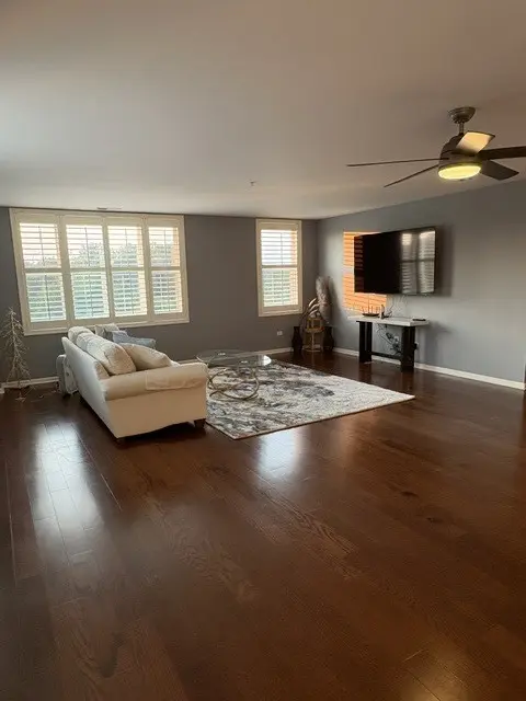 300 Village CIR #207, Willow Springs, IL 60480